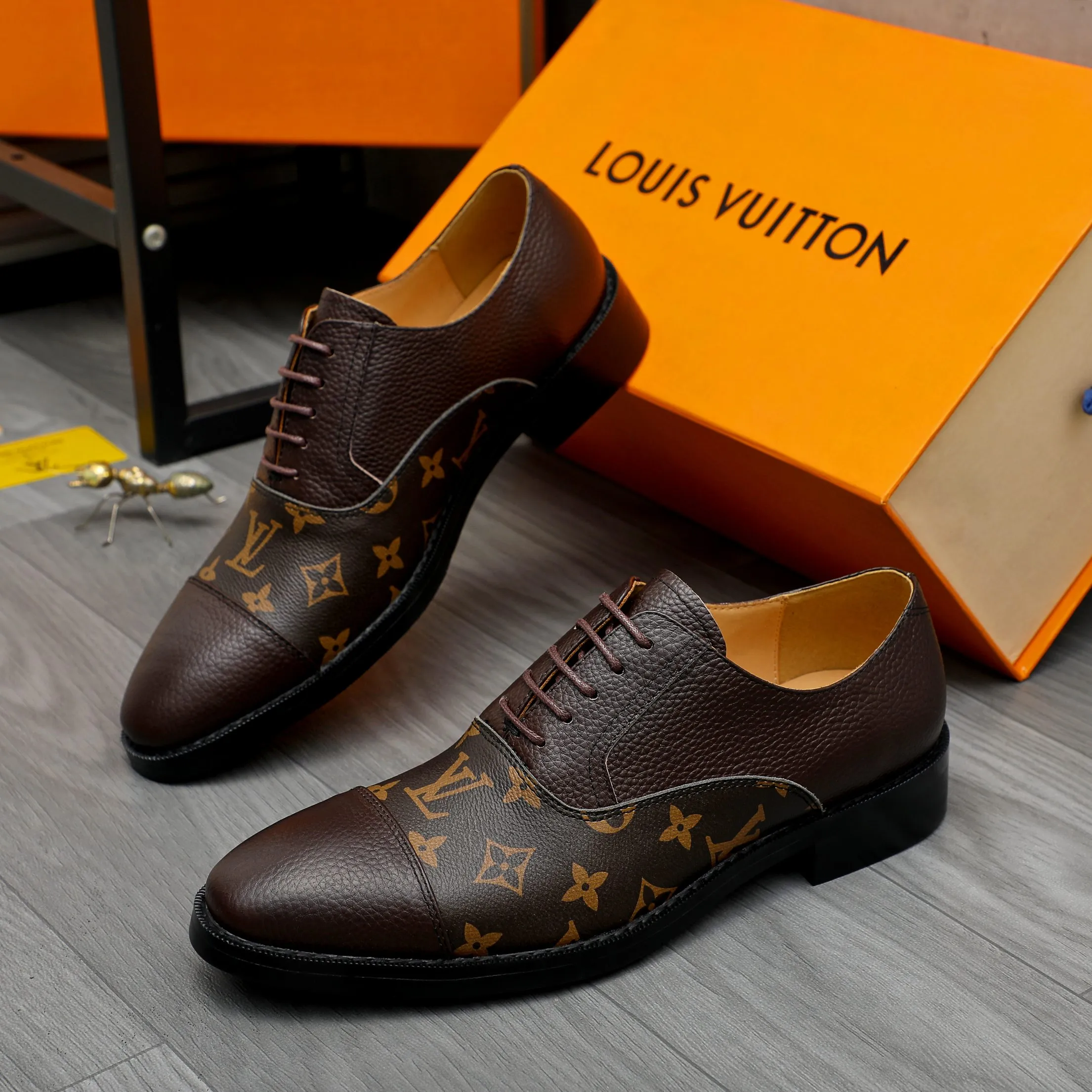 Men's shoes 💰500 Product trademark: LV "Louis Vuitton" business formal leather shoes Regular size: 39-45 (.45 customization is non-refundable) Product material: Selected pebbled cowhide stitching printed upper, cowhide lining, original rubber outsole